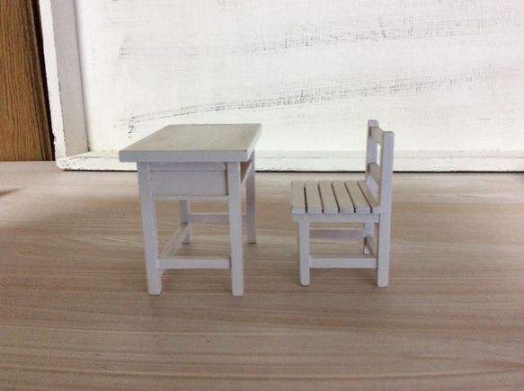 ミニチュア和家具昭和レトロな学校の木の机と椅子のミニチュア（白色）「creema限定」 2枚目の画像