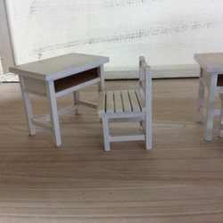 ミニチュア和家具昭和レトロな学校の木の机と椅子のミニチュア（白色）「creema限定」 3枚目の画像