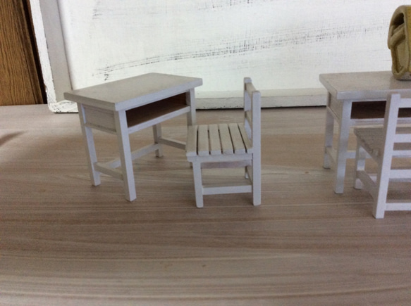 ミニチュア和家具昭和レトロな学校の木の机と椅子のミニチュア（白色）「creema限定」 3枚目の画像