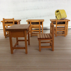ミニチュア和家具昭和レトロな学校の木の机と椅子のミニチュア（白色）「creema限定」 5枚目の画像