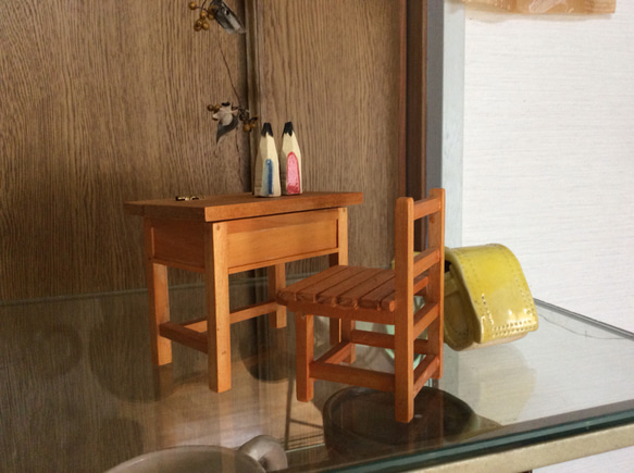 ミニチュア和家具昭和レトロな学校の木の机と椅子のミニチュア（茶色）「creema限定」 2枚目の画像