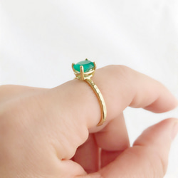 一枚綠色縞瑪瑙黃銅戒指 第5張的照片