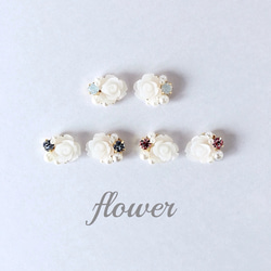 白色玫瑰花造型珠寶夾式耳環/耳針 第1張的照片