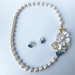 海藍色胸花珍珠項鍊和耳環/耳環 第5張的照片