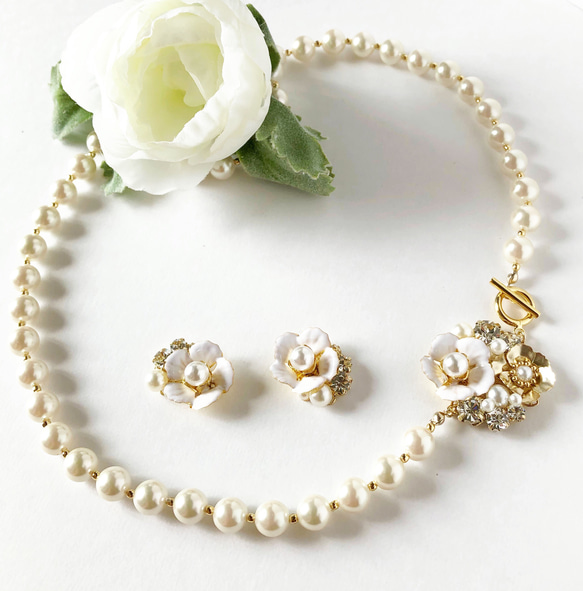 White x Gold Flower Corsage 珍珠項鍊&amp;耳環/耳環 第1張的照片