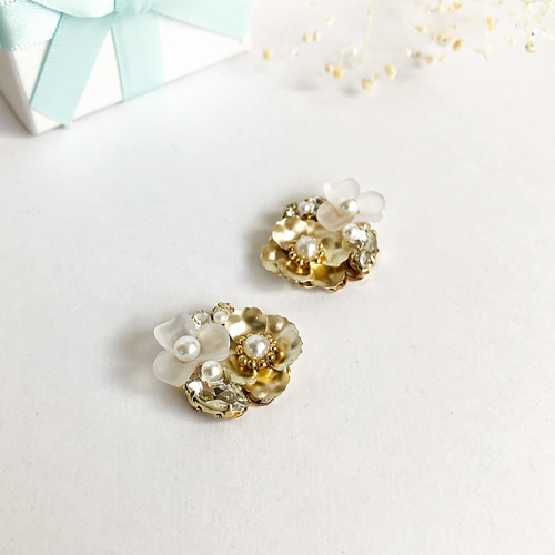 ゴールドフラワーのビジューイヤリング/ピアス イヤリング