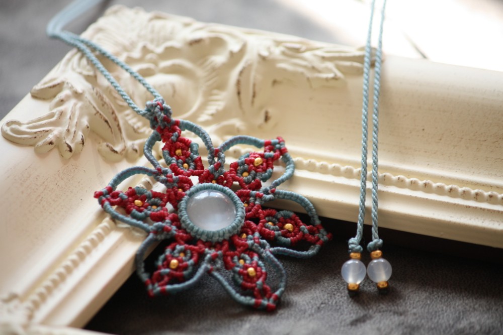 お花のマクラメネックレス