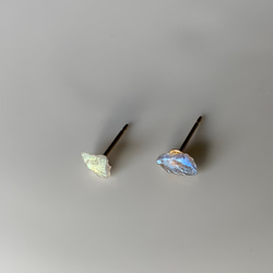 SALE ラブラドライトの小ぶりピアス 3枚目の画像