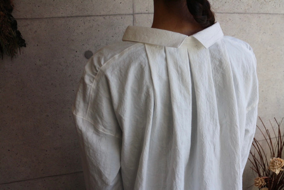 素材感引き立つ綿麻生地のバックデザインタックシャツ 3枚目の画像