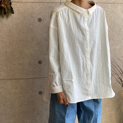 素材感引き立つ綿麻生地のバックデザインタックシャツ 9枚目の画像
