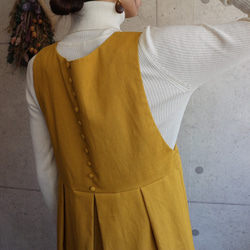 【サイズSM-LL】後ろ姿が可愛いコットンリネンのバックボタンジャンパースカート　マスタード 6枚目の画像