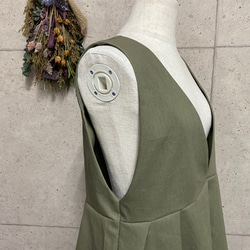 【サイズSM-LL】後ろ姿が可愛いコットンリネンのバックボタンジャンパースカート　オリーブ 8枚目の画像