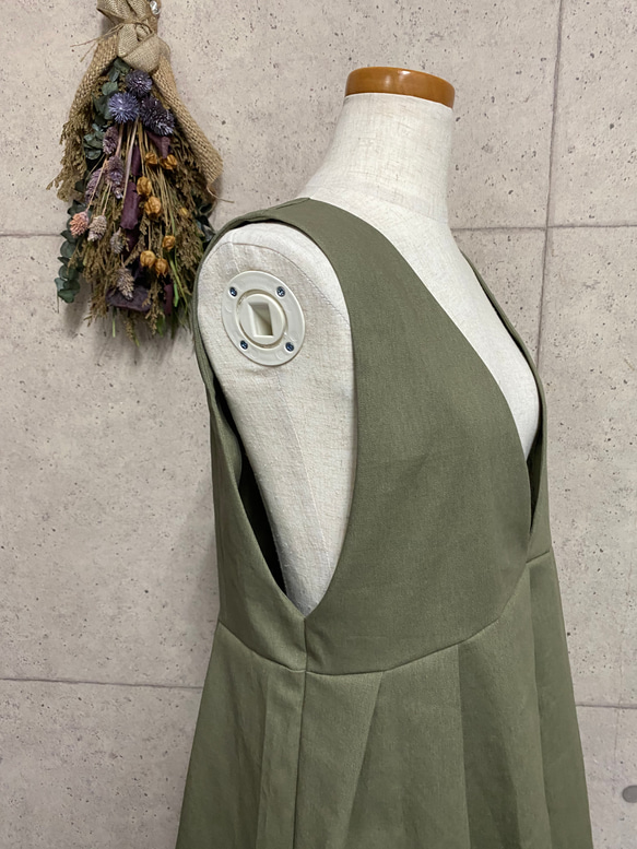 【サイズSM-LL】後ろ姿が可愛いコットンリネンのバックボタンジャンパースカート　オリーブ 8枚目の画像