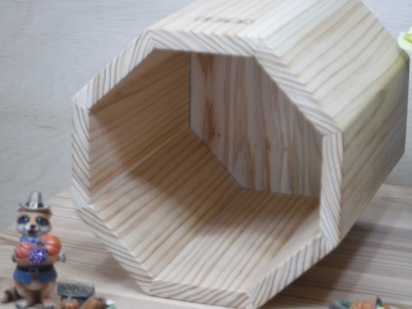 国産天然木 杉の無垢材、縁起の良い八角形のごみ箱 8枚目の画像