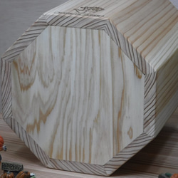 国産天然木 杉の無垢材、縁起の良い八角形のごみ箱 9枚目の画像