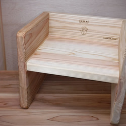 国産天然木 杉の無垢材、３パターンに使える小さな子供の椅子 2枚目の画像