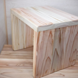 国産天然木 杉の無垢材、３パターンに使える小さな子供の椅子 6枚目の画像