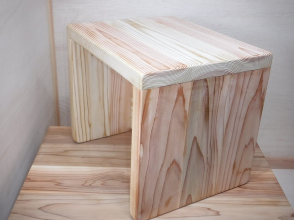 国産天然木 杉の無垢材、３パターンに使える小さな子供の椅子 6枚目の画像