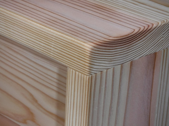 国産天然木 杉の無垢材、３パターンに使える小さな子供の椅子 9枚目の画像