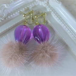 紫ビーズとファーのイヤリング 1枚目の画像