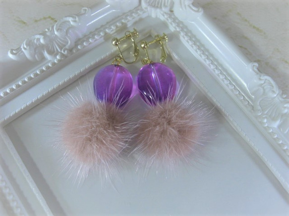 紫ビーズとファーのイヤリング 2枚目の画像