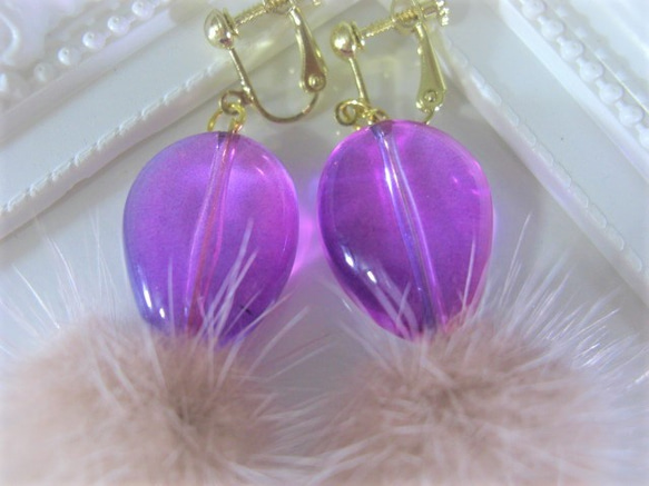 紫ビーズとファーのイヤリング 3枚目の画像