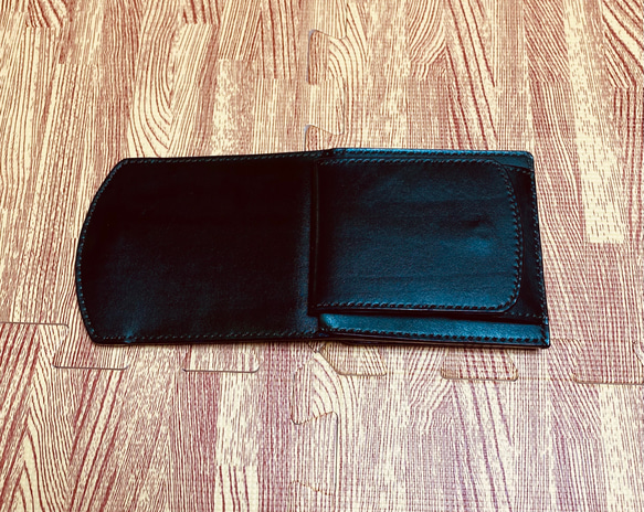本革　ヌメ革一級品手染め　外BOX型コインケース付き二つ折り財布　濃い深緑 3枚目の画像