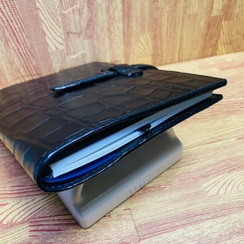 本革　A5手帳・ノートカバー　ワニ型押し　ブラック　黒 本革 A5手帳・ノートカバー ワニ型押し ブラック 黒