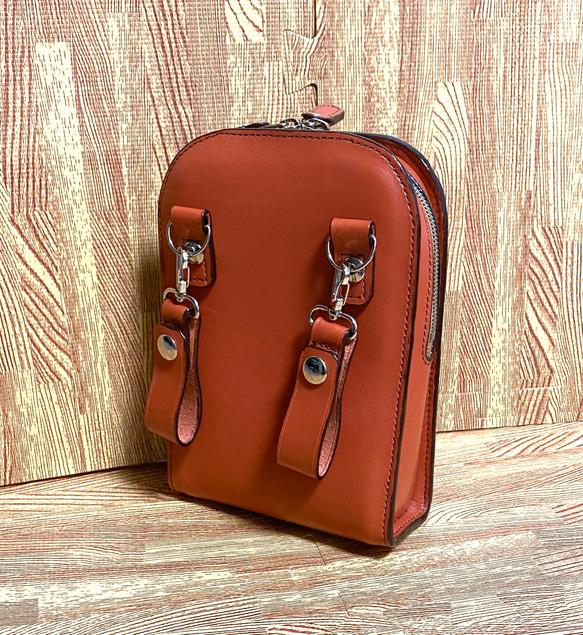 ブラウンレザーポーチ ショルダーストラップ付き ブラウンレザーポーチ ショルダーストラップ付き