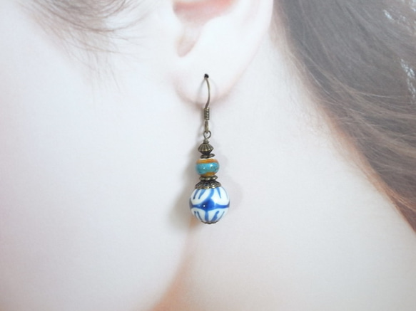 耳環 靛藍和白色花卉陶瓷珠 耳環可更換 第4張的照片
