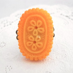 花柄の楕円形クッキーのデコパーツのリング　フリーサイズ 1枚目の画像