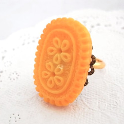 花柄の楕円形クッキーのデコパーツのリング　フリーサイズ 2枚目の画像