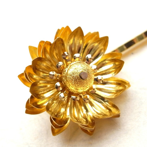 ヘアピン ゴールドの菊 和風 アジアン 花 フラワー 大きめ 大振り