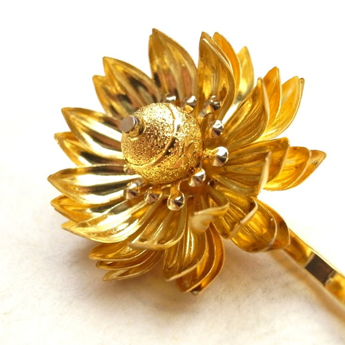 ヘアピン ゴールドの菊 和風 アジアン 花 フラワー 大きめ 大振り