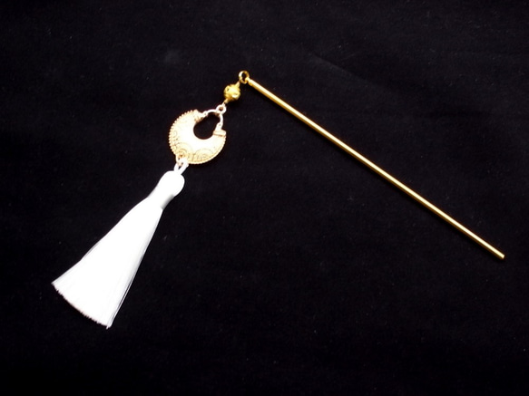 Kanzashi 新月式亞洲金戒指吊飾和白色長流蘇 第6張的照片