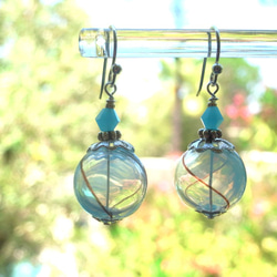 夏祭りのヨーヨーの様な水色と透明の吹きガラスビーズのピアス　小玉 4枚目の画像