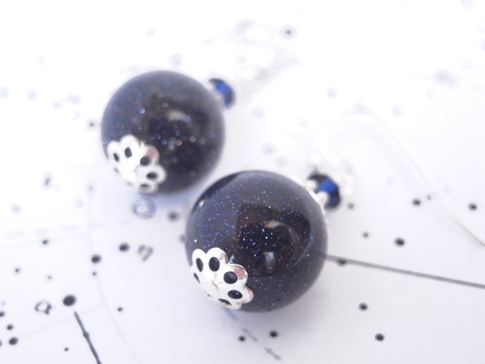 星空を閉じ込めた様な紺色人工石ビーズのピアス　宇宙　夜空　天文　プラネタリウム　黒　ブラック　揺れる　小ぶり　小さめ