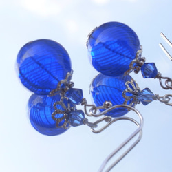深藍色條紋吹製玻璃耳環像夏日祭上的悠悠球 Kodama 第2張的照片