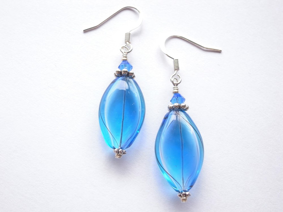 耳環式藍色和淺藍色吹製玻璃耳環，如流動的水 第4張的照片