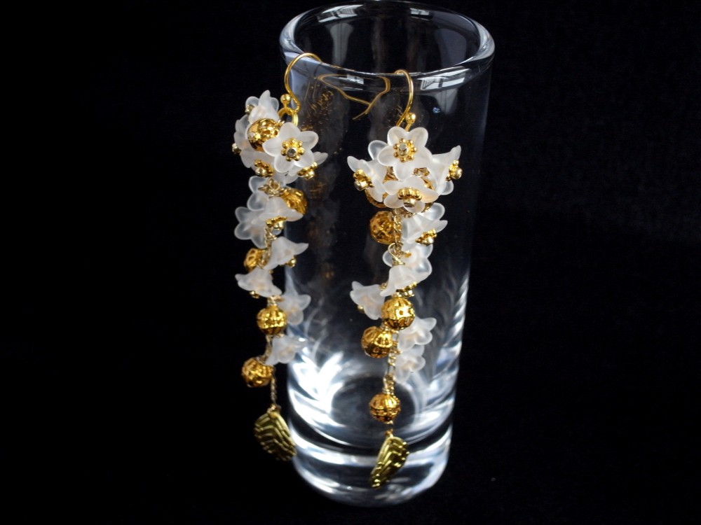 ピアス　鈴生りの氷の花ビーズ　小花＆ゴールド　イヤリング交換可　白　ホワイト　春　ロング　涼しげ　フラワー