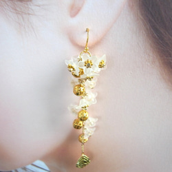 耳環 Suzusei Ice Flower Beads Small Flowers &amp; Gold Earrings 第2張的照片