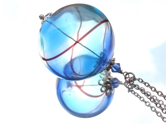 淡藍色吹製玻璃項鍊像夏日節日的悠悠球超大球 第4張的照片