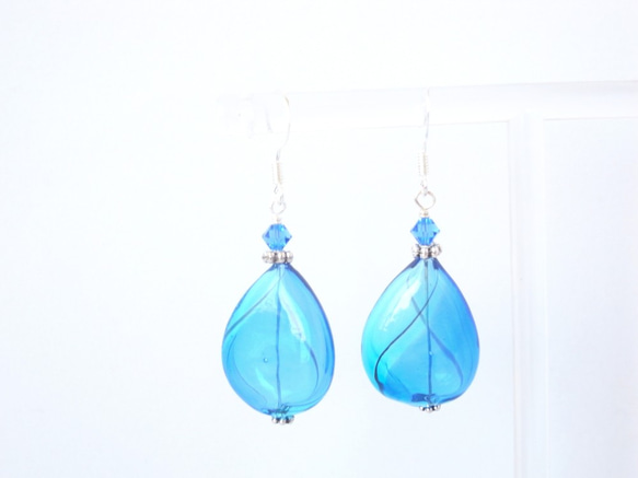 人魚の涙の様な青と水色の雫型吹きガラスのピアス　 4枚目の画像