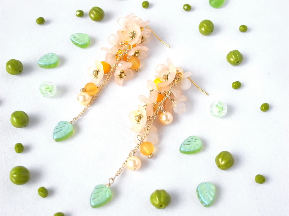 ピアス　揺れる金木犀　イヤリング交換可　オレンジ　緑　グリーン　ゴールド　ロング　ガラス　クリーム　秋
