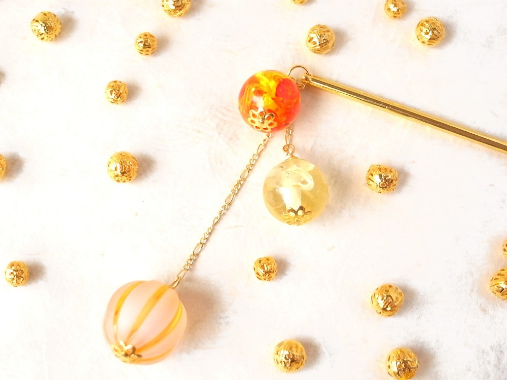 かんざし　紅葉を閉じ込めたようなオレンジと黄色のビーズ　イエロー　秋　紅葉　一本挿し　一本簪　クリア　ゴールド　0039