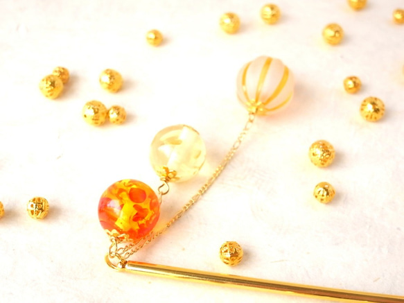 Kanzashi 橙色和黃色的珠子包裹著秋葉 第2張的照片