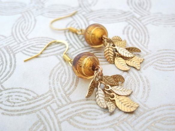 叮叮噹當的耳環小葉子和玻璃珠，如密閉的金箔 第1張的照片
