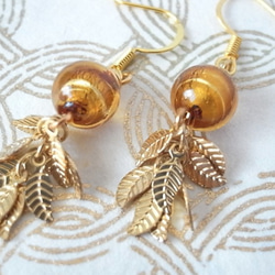 叮叮噹當的耳環小葉子和玻璃珠，如密閉的金箔 第2張的照片