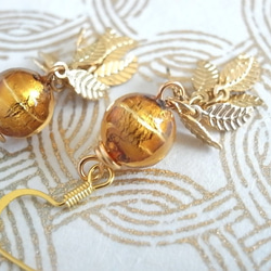 叮叮噹當的耳環小葉子和玻璃珠，如密閉的金箔 第3張的照片