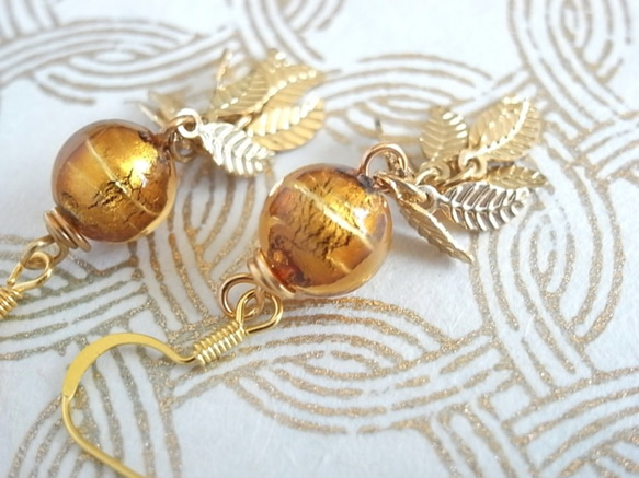 叮叮噹當的耳環小葉子和玻璃珠，如密閉的金箔 第3張的照片